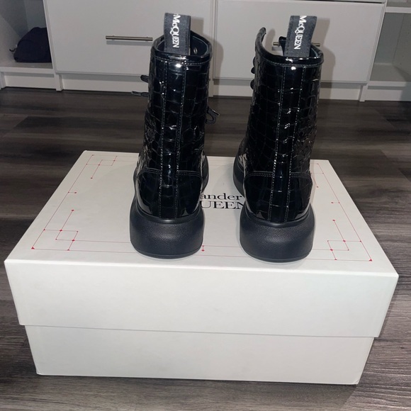 Alexander McQueen glossy lace up croc boots - Picture 4 of 7